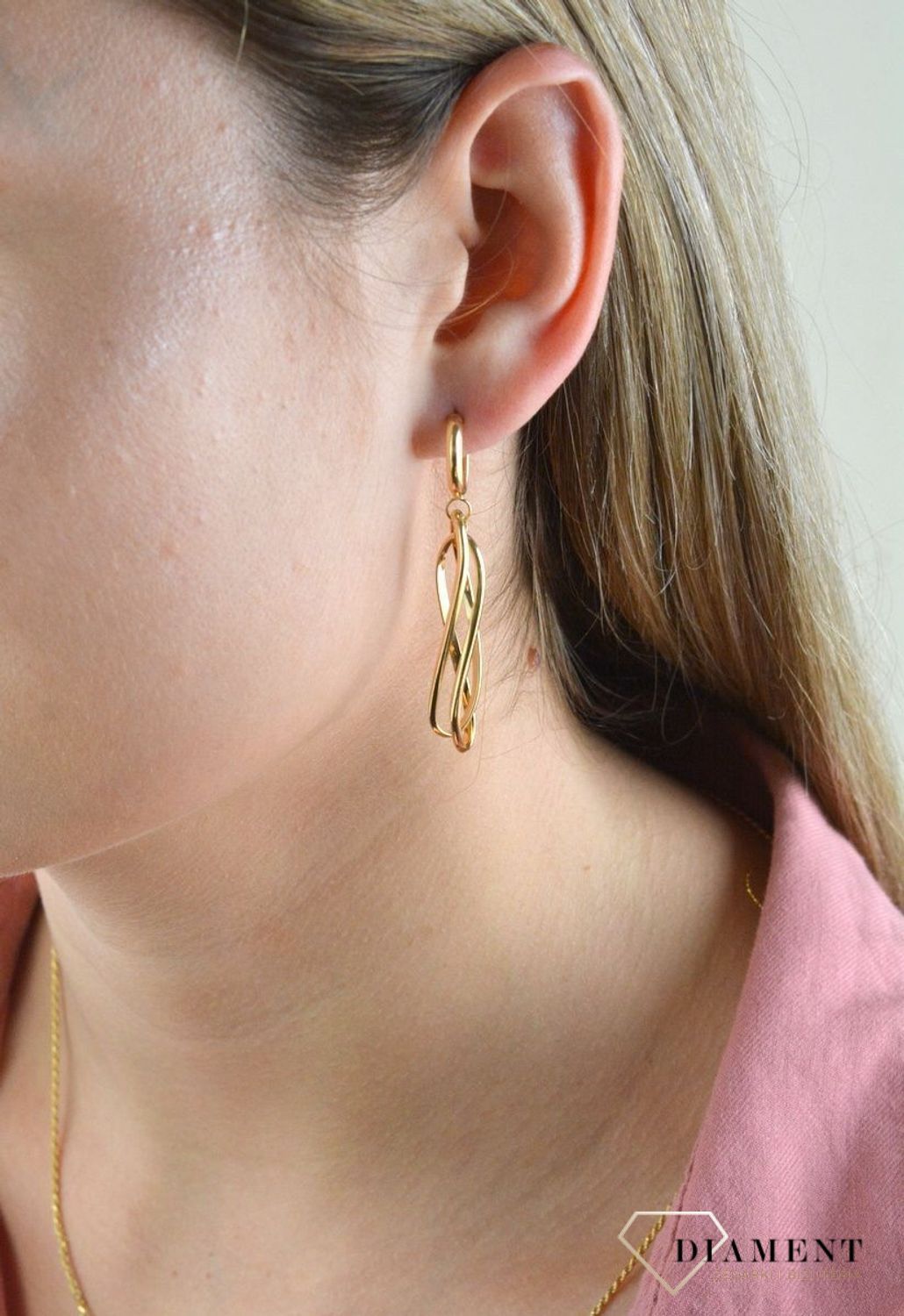 Złote kolczyki 585 geometryczne DIA-KLC-7554-585. Efektowne złote kolczyki to jeden z ulubionych współczesnych motywów jubilerskich. Biżuteria, która przyciąga wzrok i zachwyca jakością wykonania. Kolczyki składają się z ge.jpg