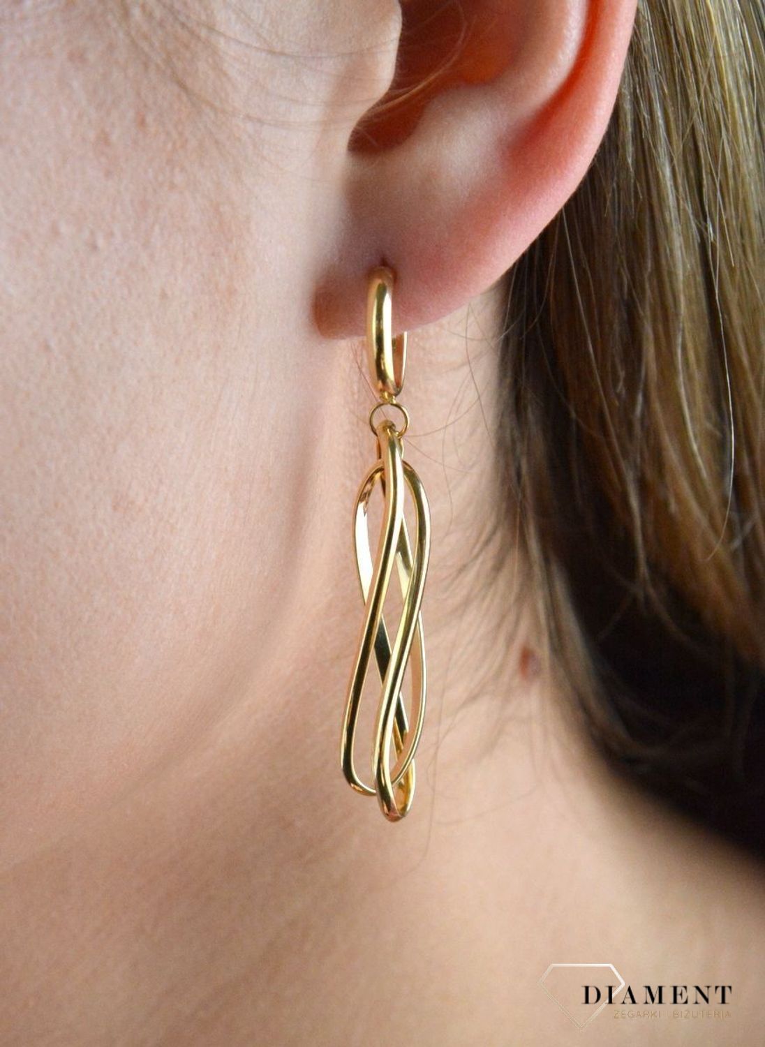 Złote kolczyki 585 geometryczne DIA-KLC-7554-585. Efektowne złote kolczyki to jeden z ulubionych współczesnych motywów jubilerskich. Biżuteria, która przyciąga wzrok i zachwyca jakością wykonania. Kolczyki składają się z ge.jpg