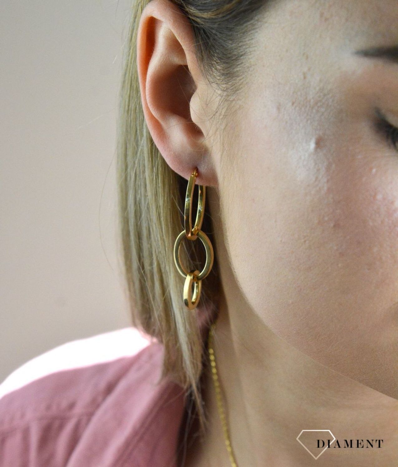 Prosty kształt w biżuteryjnym wydaniu. Wyjątkowe kolczyki inspirowane geometrycznym motywem owalnych kółeczek ukazują kolejną odsłonę biżuterii, w której został przełamany ponadczasowym blaskiem wyjątkowego kruszc.jpg