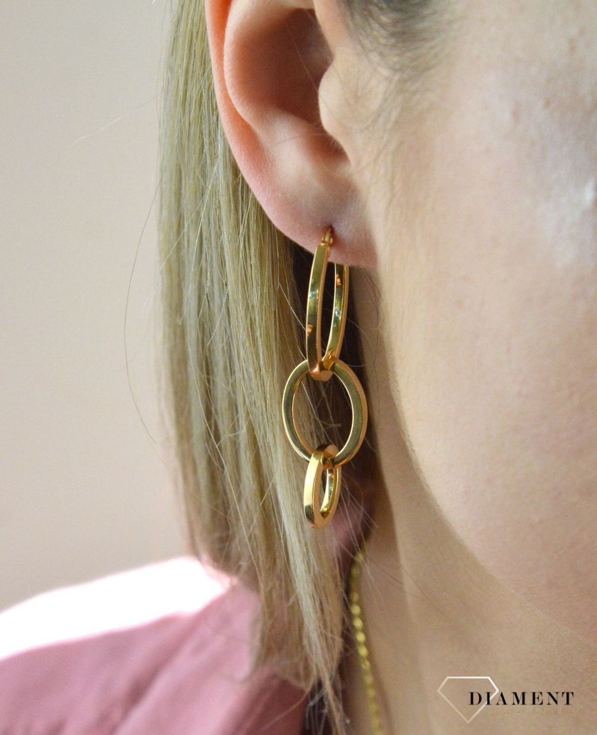 Prosty kształt w biżuteryjnym wydaniu. Wyjątkowe kolczyki inspirowane geometrycznym motywem owalnych kółeczek ukazują kolejną odsłonę biżuterii, w której został przełamany ponadczasowym blaskiem wyjątkowego kruszc.jpg