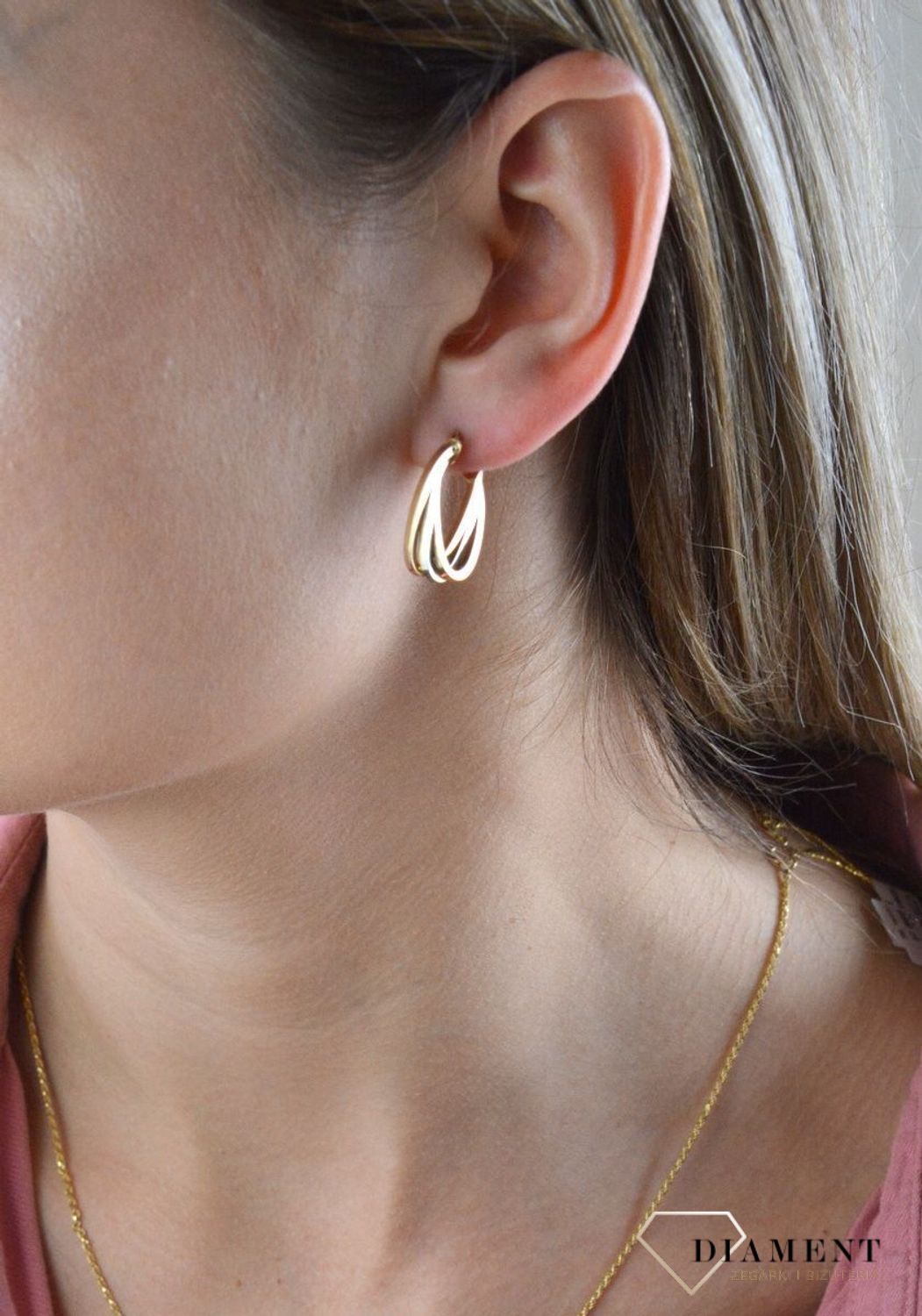 Eleganckie, złote kolczyki z białym złotem w kształcie owalu marki Diament wykonane z wysokiej próby złota 585 o wadze około 2,47 g oraz długości około 2,2 cm. Ich kształt jest uniwersalny, ponadczasowy.jpg
