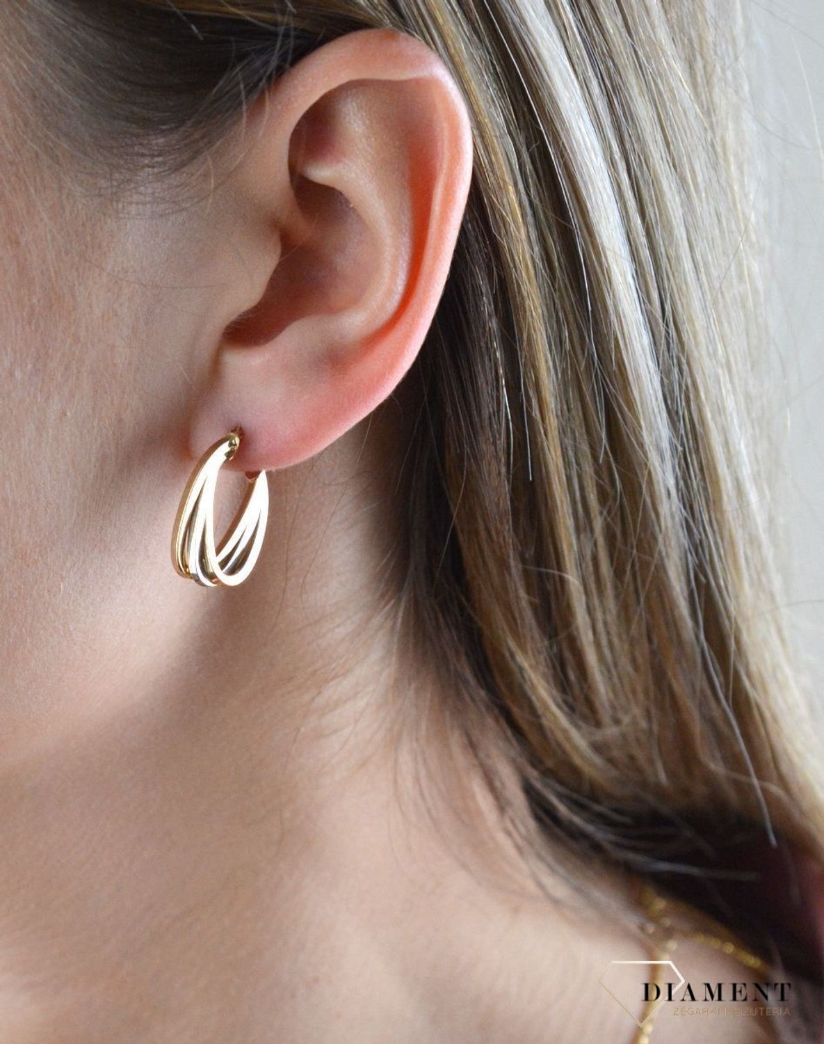 Eleganckie, złote kolczyki z białym złotem w kształcie owalu marki Diament wykonane z wysokiej próby złota 585 o wadze około 2,47 g oraz długości około 2,2 cm. Ich kształt jest uniwersalny, ponadczasowy.jpg