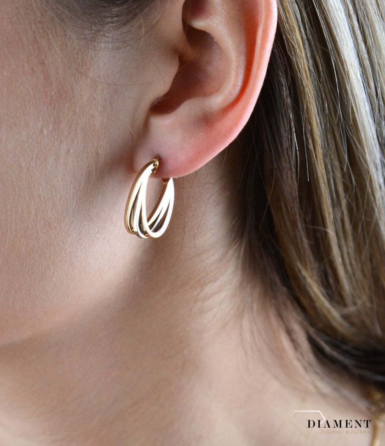 Eleganckie, złote kolczyki z białym złotem w kształcie owalu marki Diament wykonane z wysokiej próby złota 585 o wadze około 2,47 g oraz długości około 2,2 cm. Ich kształt jest uniwersalny, ponadczasowy.jpg