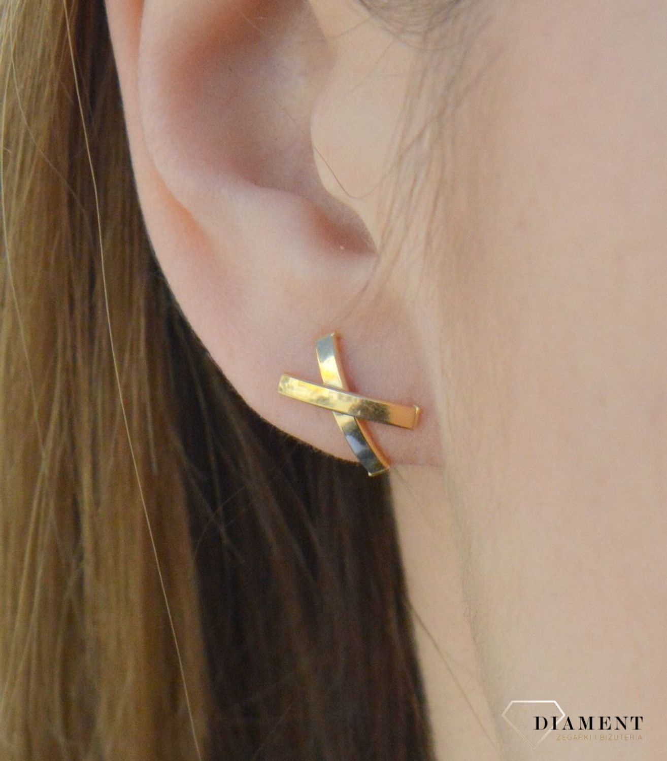 Złote kolczyki 585 w kształcie litery x DIA-KLC-7579-585. Złote kolczyki wykonane z wysokiej jakości złota próba 585, waga około 0,79. Kolczyki w minimalistycznym stylu, wpisujące się w obecne trendy modo.jpg