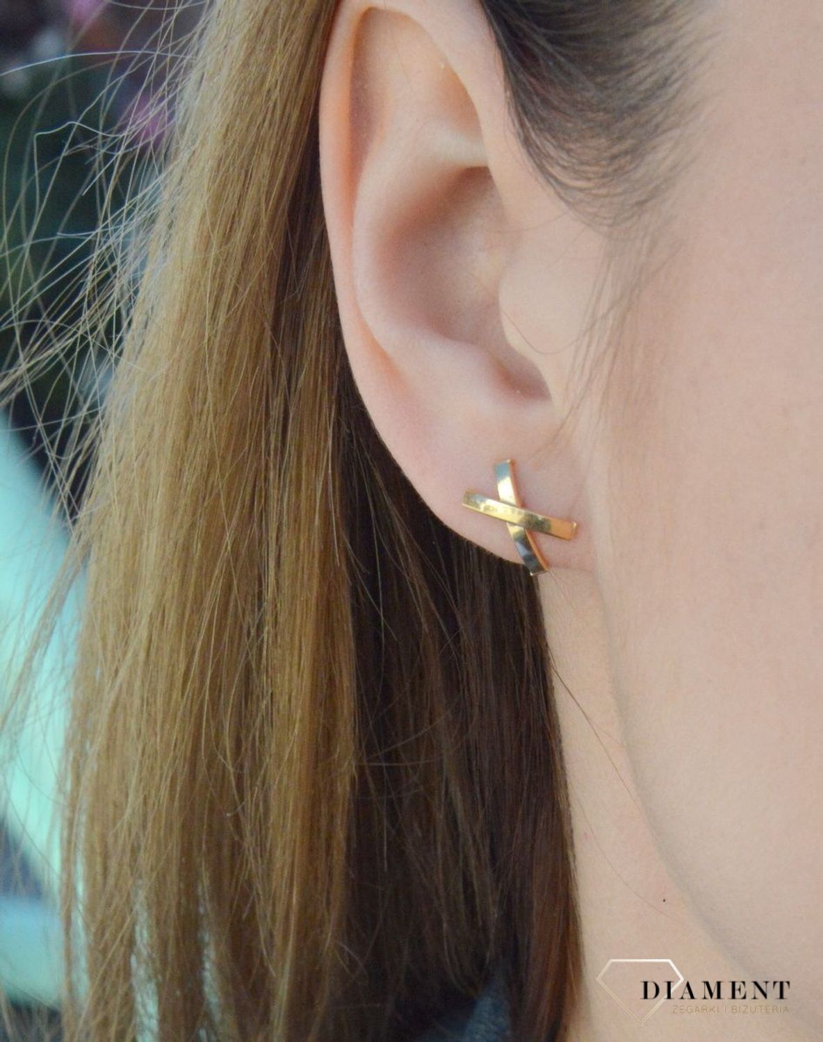 Złote kolczyki 585 w kształcie litery x DIA-KLC-7579-585. Złote kolczyki wykonane z wysokiej jakości złota próba 585, waga około 0,79. Kolczyki w minimalistycznym stylu, wpisujące się w obecne trendy modo.jpg