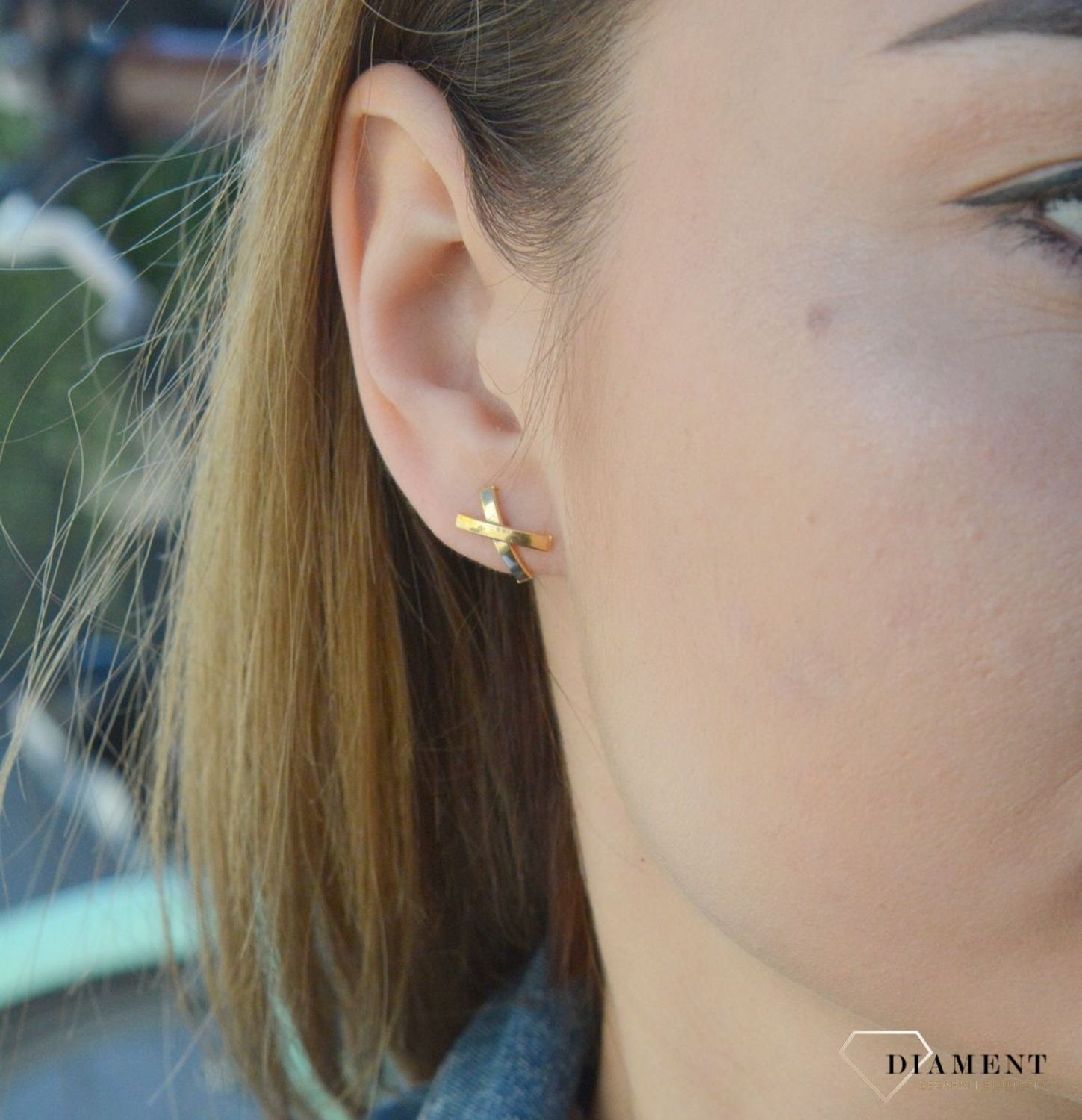 Złote kolczyki 585 w kształcie litery x DIA-KLC-7579-585. Złote kolczyki wykonane z wysokiej jakości złota próba 585, waga około 0,79. Kolczyki w minimalistycznym stylu, wpisujące się w obecne trendy modo.jpg