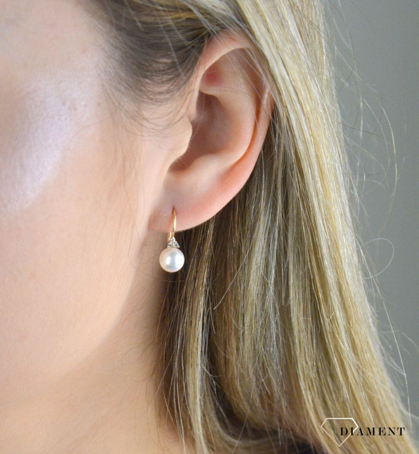 Kolczyki złote wiszące 585 z perłą hodowlaną DIA-KLC-7583-585. Kolczyki damskie złote wiszące perły z cyrkoniami. Kolczyki to idealna proporcje zamknięte w pięknej kompozycji. Kolczyki wykonane z wysokiej jakości złota próby.jpg