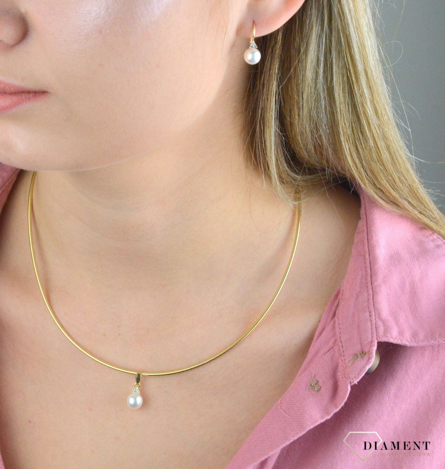 Kolczyki złote wiszące 585 z perłą hodowlaną DIA-KLC-7583-585. Kolczyki damskie złote wiszące perły z cyrkoniami. Kolczyki to idealna proporcje zamknięte w pięknej kompozycji. Kolczyki wykonane z wysokiej jakości złota próby.jpg