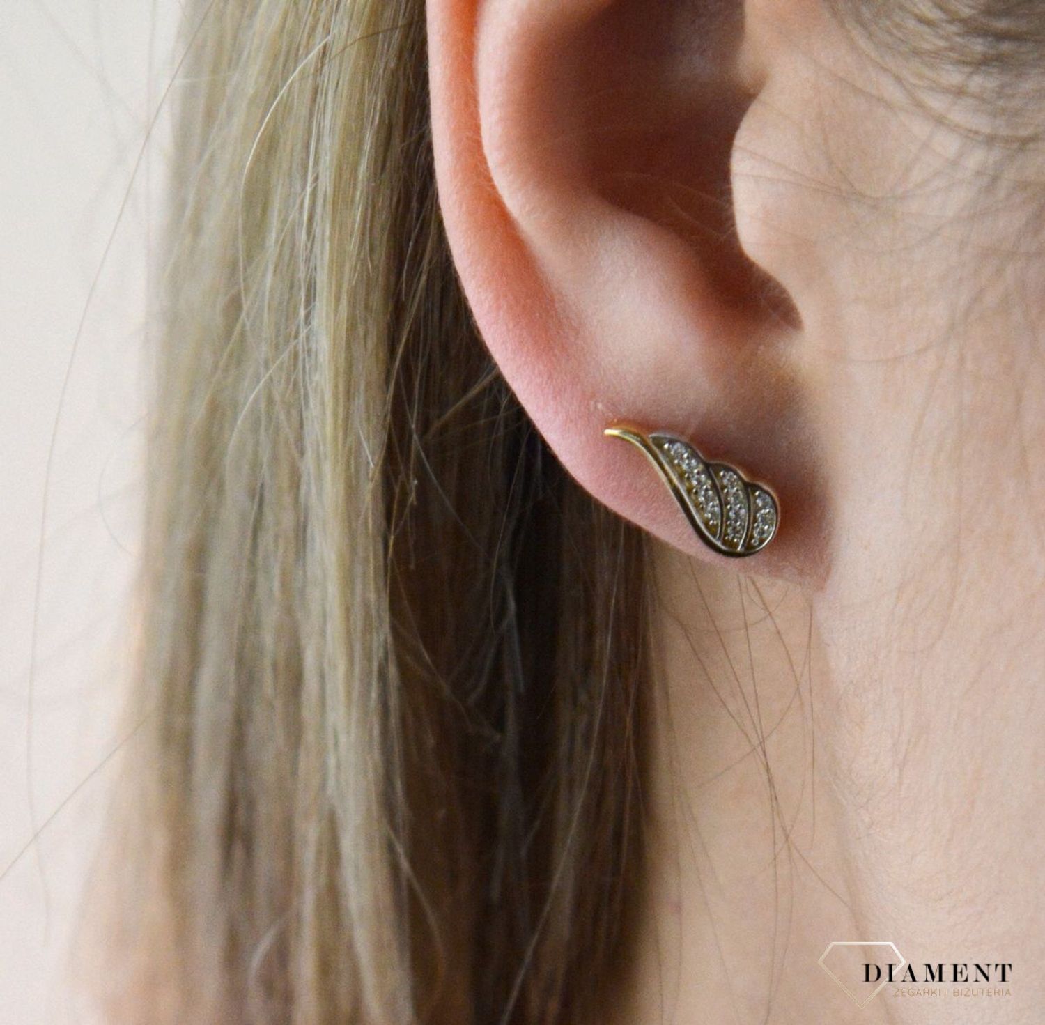 Złote kolczyki 585 skrzydełka z cyrkoniami DIA-KLC-7751-375. Złote kolczyki wykonane z najwyższej jakości żółtego złota, próba 585, waga około 1,40 gram. Kolczyki w minimalistycznym stylu, wpisujące się w obecne trendy modowe.jpg