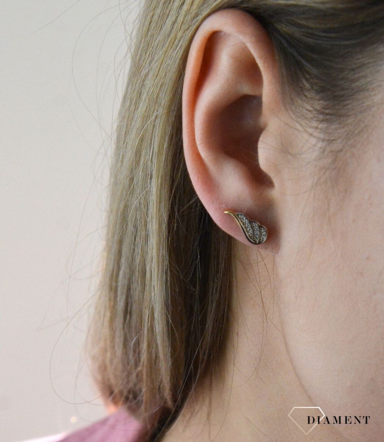 Złote kolczyki 585 skrzydełka z cyrkoniami DIA-KLC-7751-375. Złote kolczyki wykonane z najwyższej jakości żółtego złota, próba 585, waga około 1,40 gram. Kolczyki w minimalistycznym stylu, wpisujące się w obecne trendy modowe.jpg