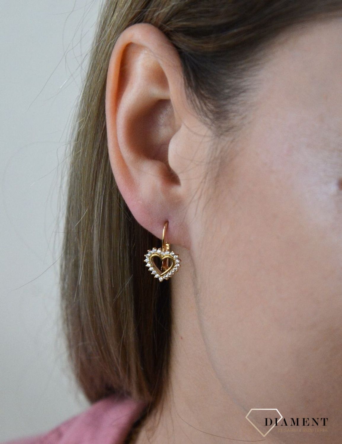 Złote kolczyki 375 damskie serduszka z cyrkoniami DIA-KLC-7752-375. Cudowne, błyszczące idealnie wykończone złote kolczyki. Kolczyki z wygodnym zapięciem bigiel angielski- bardzo wygodne i klasyczne zapięcie. Kolczyki można p.jpg