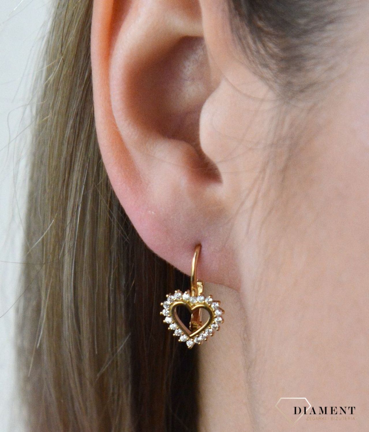 Złote kolczyki 375 damskie serduszka z cyrkoniami DIA-KLC-7752-375. Cudowne, błyszczące idealnie wykończone złote kolczyki. Kolczyki z wygodnym zapięciem bigiel angielski- bardzo wygodne i klasyczne zapięcie. Kolczyki można p.jpg