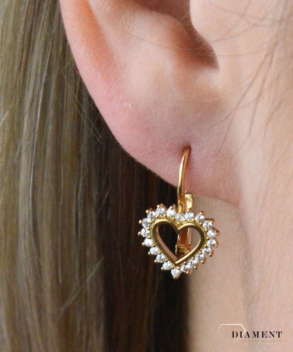 Złote kolczyki 375 damskie serduszka z cyrkoniami DIA-KLC-7752-375. Cudowne, błyszczące idealnie wykończone złote kolczyki. Kolczyki z wygodnym zapięciem bigiel angielski- bardzo wygodne i klasyczne zapięcie. Kolczyki można p.jpg