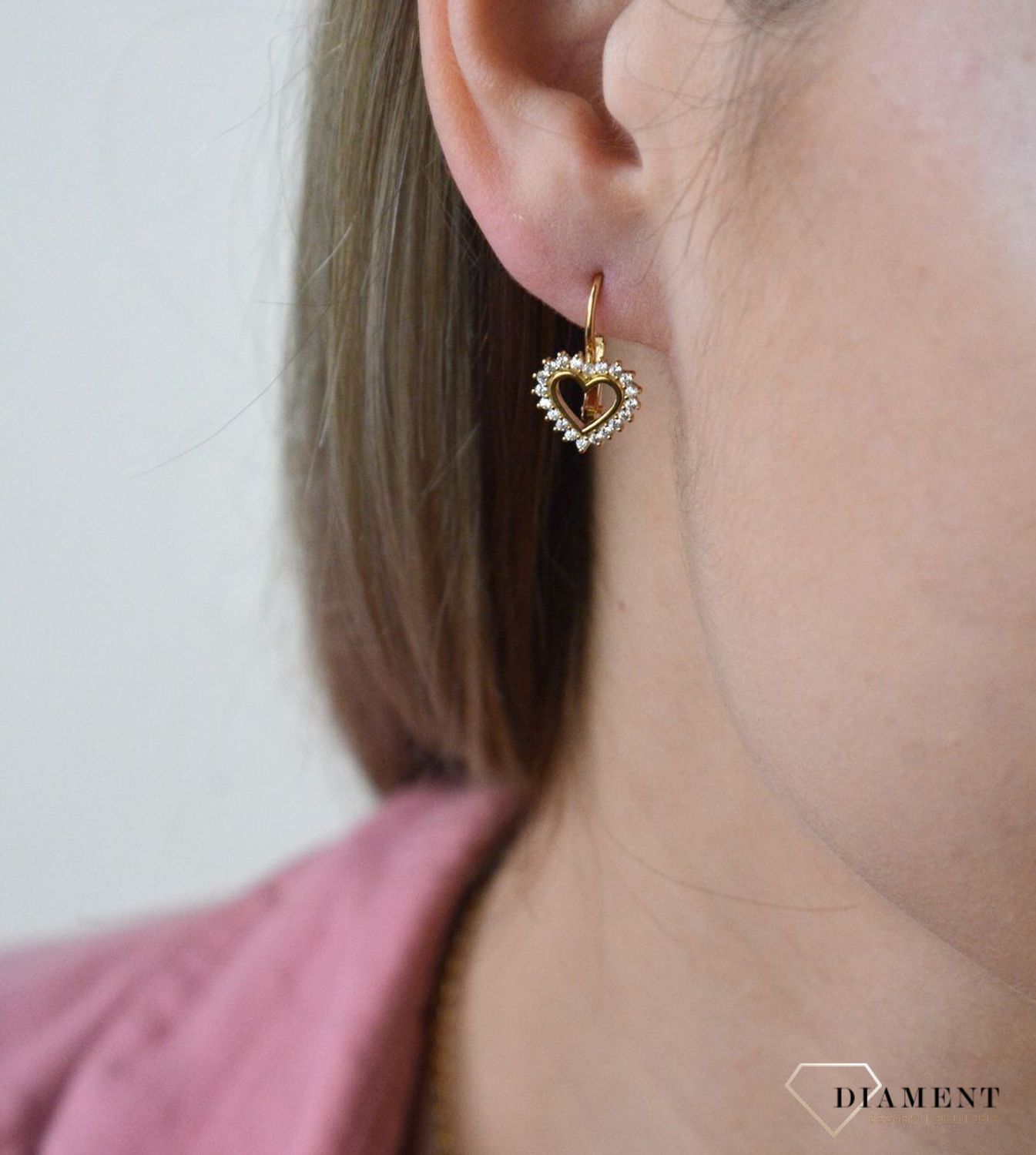 Złote kolczyki 375 damskie serduszka z cyrkoniami DIA-KLC-7752-375. Cudowne, błyszczące idealnie wykończone złote kolczyki. Kolczyki z wygodnym zapięciem bigiel angielski- bardzo wygodne i klasyczne zapięcie. Kolczyki można p.jpg