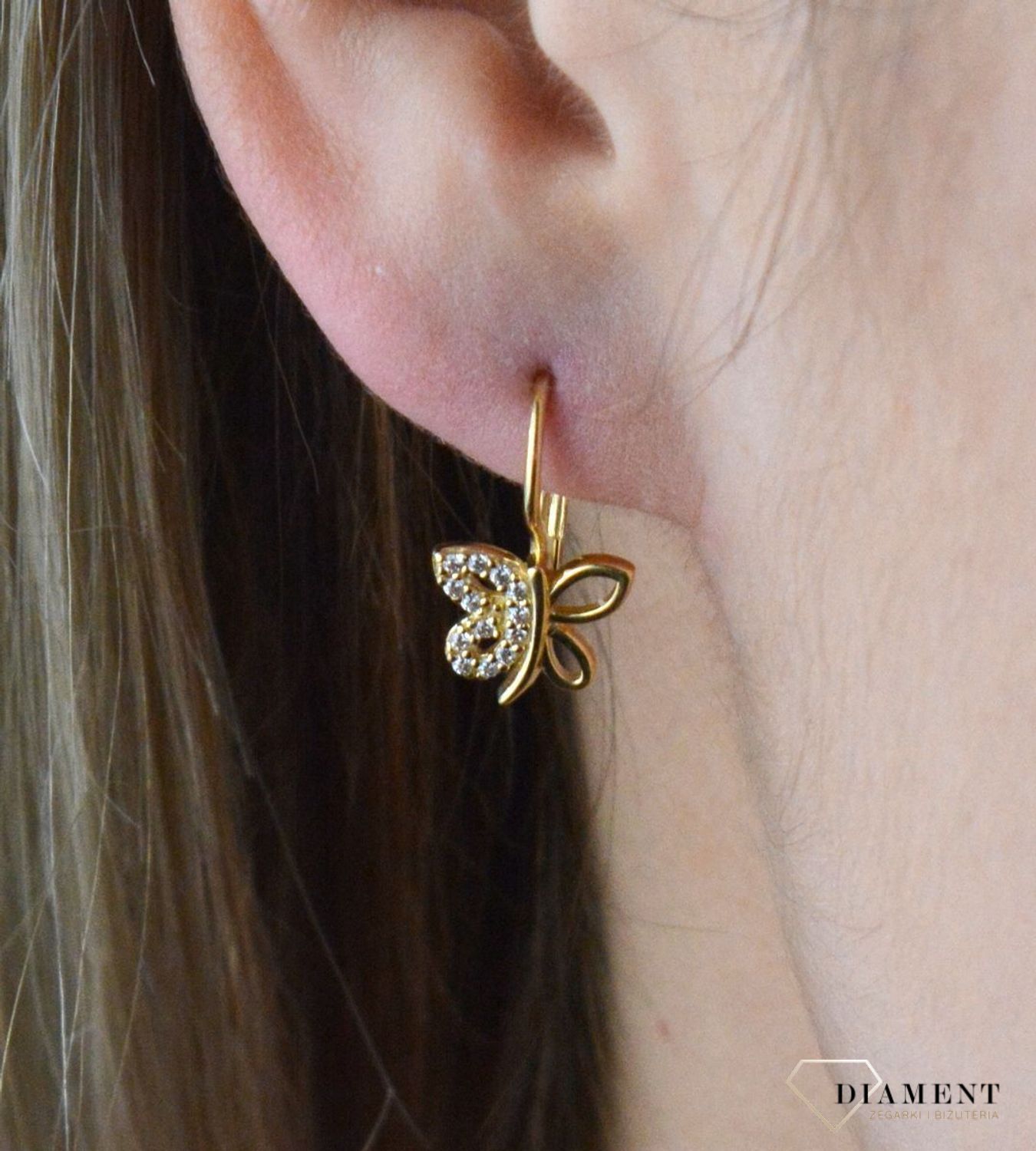 Złote kolczyki 375 wiszące motylki DIA-KLC-7753-375. Cudowne, błyszczące idealnie wykończone złote kolczyki. Kolczyki z wygodnym zapięciem bigiel angielski- bardzo wygodne i klasyczne zapięcie. Kolczyki można połączyć z pozos.jpg