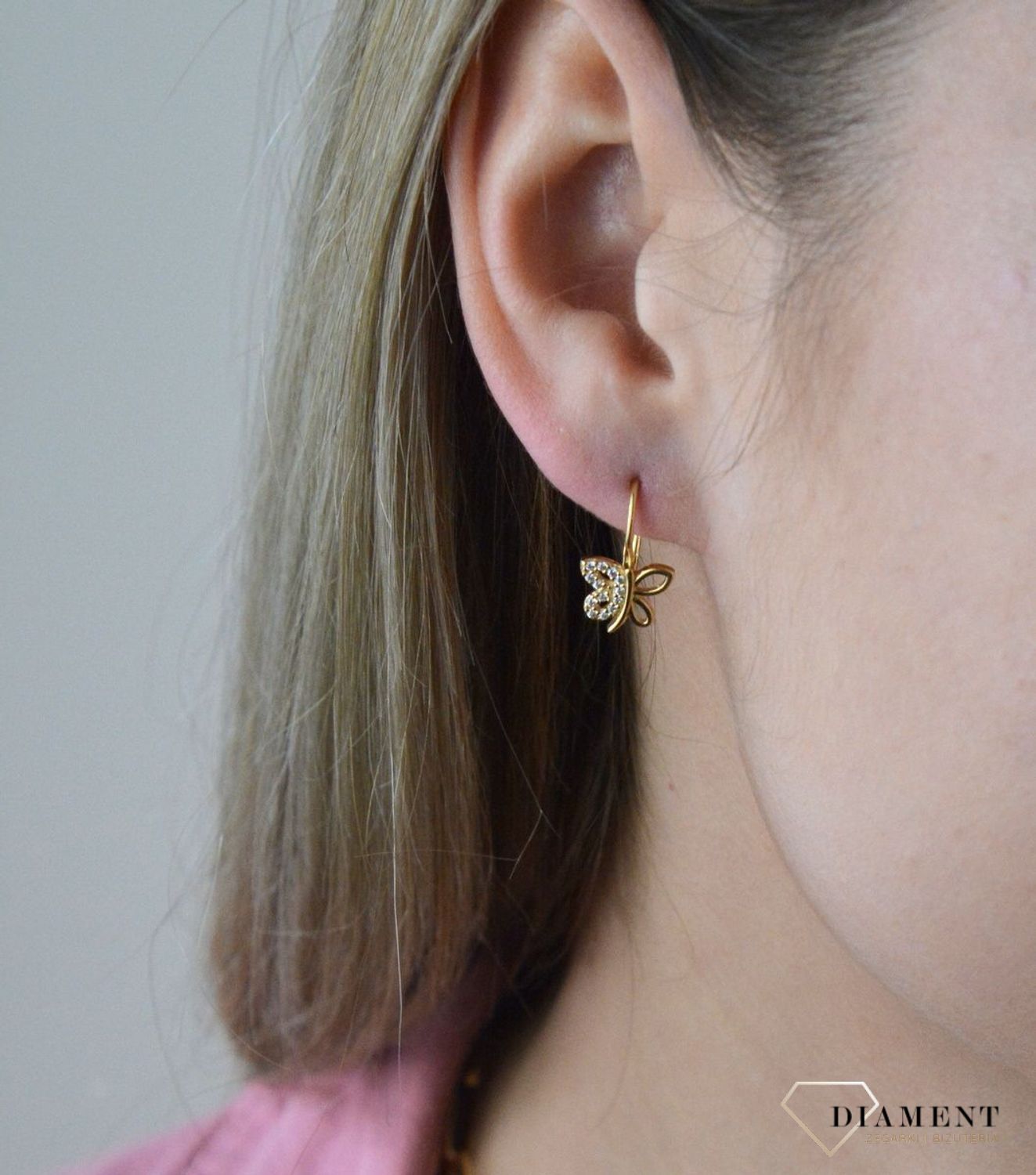 Złote kolczyki 375 wiszące motylki DIA-KLC-7753-375. Cudowne, błyszczące idealnie wykończone złote kolczyki. Kolczyki z wygodnym zapięciem bigiel angielski- bardzo wygodne i klasyczne zapięcie. Kolczyki można połączyć z pozos.jpg