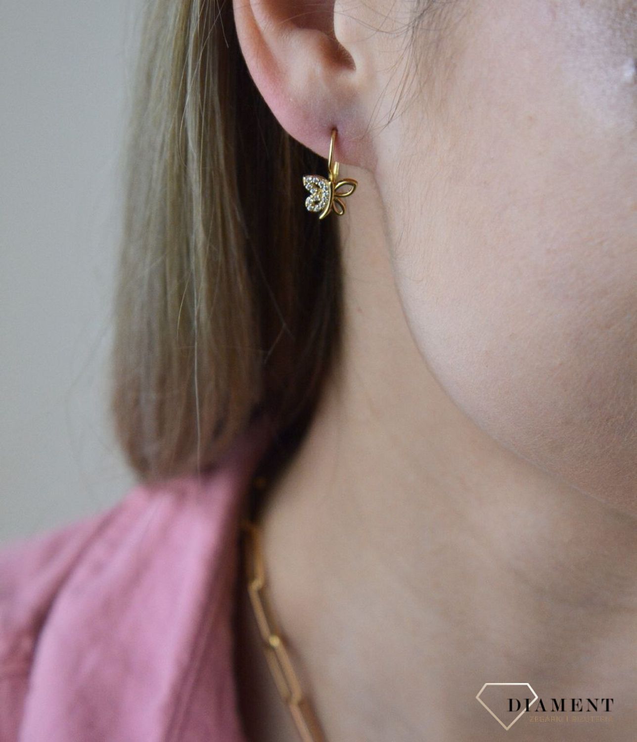 Złote kolczyki 375 wiszące motylki DIA-KLC-7753-375. Cudowne, błyszczące idealnie wykończone złote kolczyki. Kolczyki z wygodnym zapięciem bigiel angielski- bardzo wygodne i klasyczne zapięcie. Kolczyki można połączyć z pozos.jpg