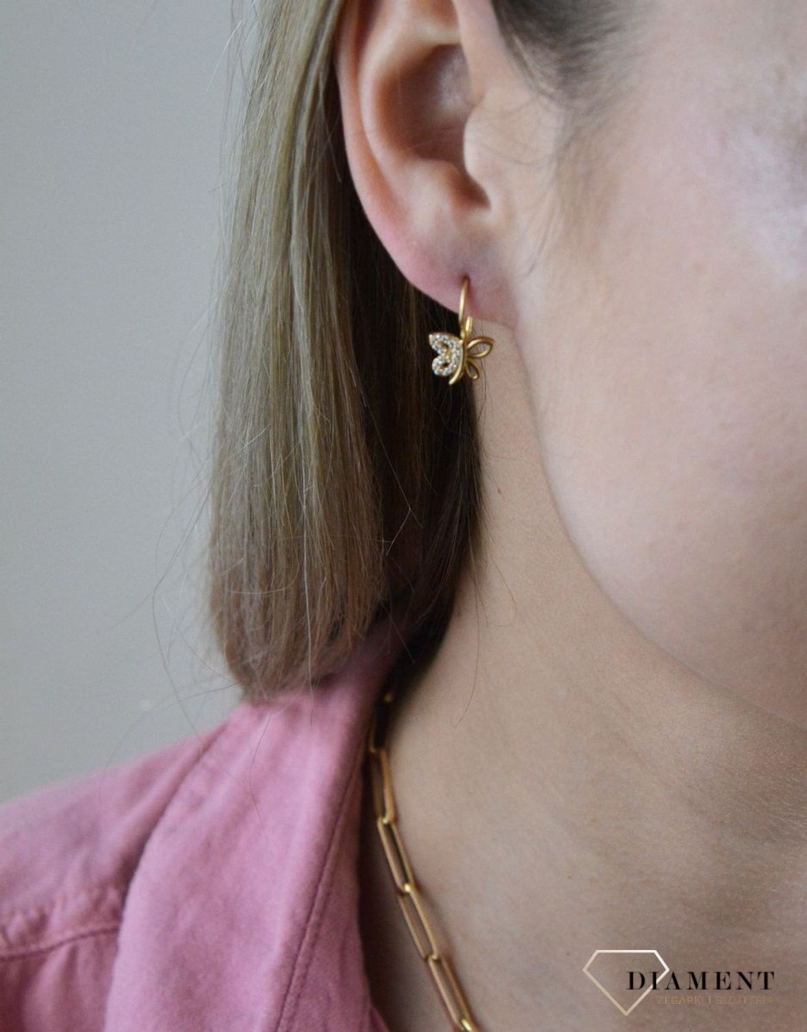 Złote kolczyki 375 wiszące motylki DIA-KLC-7753-375. Cudowne, błyszczące idealnie wykończone złote kolczyki. Kolczyki z wygodnym zapięciem bigiel angielski- bardzo wygodne i klasyczne zapięcie. Kolczyki można połączyć z pozos.jpg
