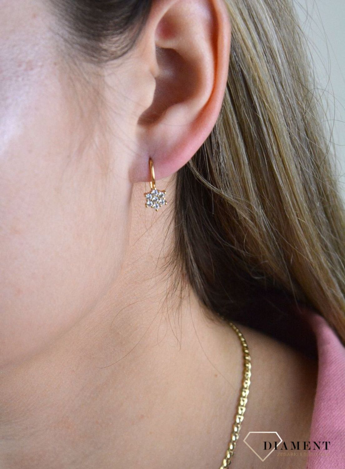 Złote kolczyki 375 wiszące kwiatki z cyrkoniami DIA-KLC-7754-375. Kolczyki z wygodnym zapięciem bigiel angielski- bardzo wygodne i klasyczne zapięcie. Kolczyki można połączyć z pozostała biżuterią i stworzyć modne sety. Kolczy.jpg