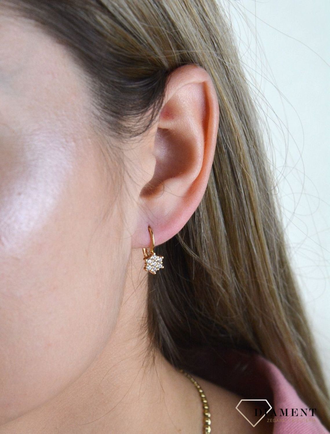 Złote kolczyki 375 wiszące kwiatki z cyrkoniami DIA-KLC-7754-375. Kolczyki z wygodnym zapięciem bigiel angielski- bardzo wygodne i klasyczne zapięcie. Kolczyki można połączyć z pozostała biżuterią i stworzyć modne sety. Kolczy.jpg