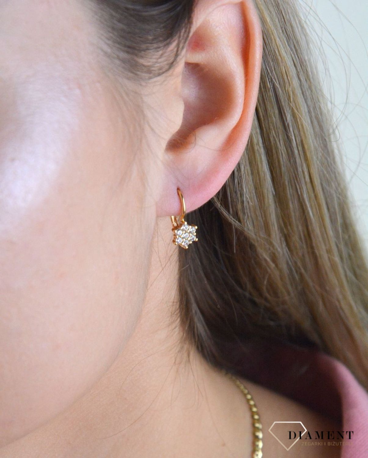 Złote kolczyki 375 wiszące kwiatki z cyrkoniami DIA-KLC-7754-375. Kolczyki z wygodnym zapięciem bigiel angielski- bardzo wygodne i klasyczne zapięcie. Kolczyki można połączyć z pozostała biżuterią i stworzyć modne sety. Kolczy.jpg