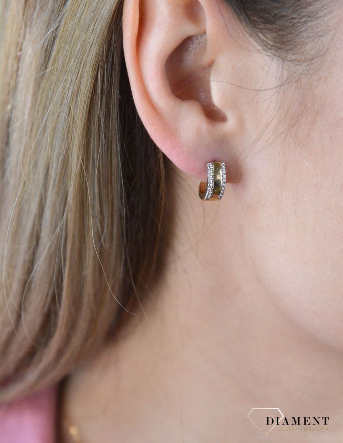 Złote kolczyki 375 z cyrkoniami DIA-KLC-7755-375. Kolczyki z wygodnym zapięciem angielskim- bardzo wygodne i klasyczne zapięcie. Kolczyki można połączyć z pozostała biżuterią i stworzyć modne sety.  Długość kolczyków 1 cm..jpg
