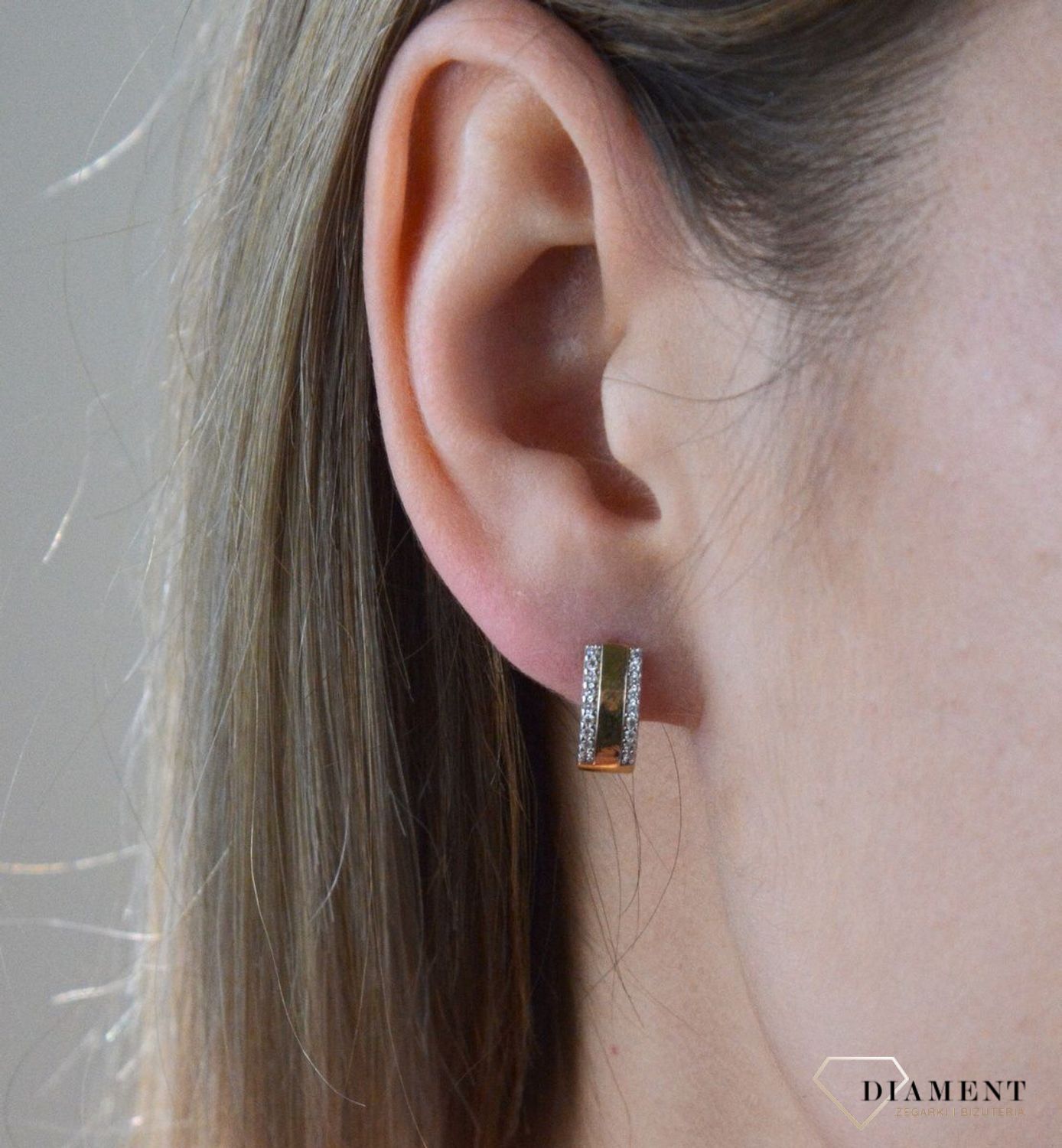 Złote kolczyki 375 z cyrkoniami DIA-KLC-7755-375. Kolczyki z wygodnym zapięciem angielskim- bardzo wygodne i klasyczne zapięcie. Kolczyki można połączyć z pozostała biżuterią i stworzyć modne sety.  Długość kolczyków 1 cm..jpg