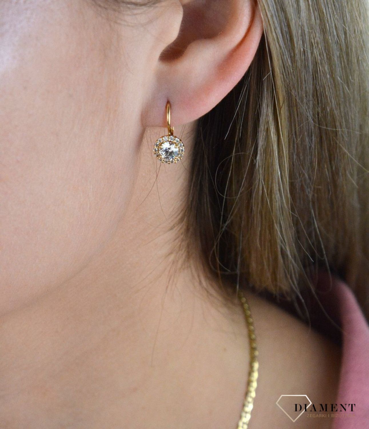 Złote kolczyki 375 z okrągłą białą cyrkonią DIA-KLC-7756-375. Kolczyki z wygodnym zapięciem bigiel angielski- bardzo wygodne i klasyczne zapięcie. Kolczyki można połączyć z pozostała biżuterią i stworzyć modne sety. Długość k.jpg