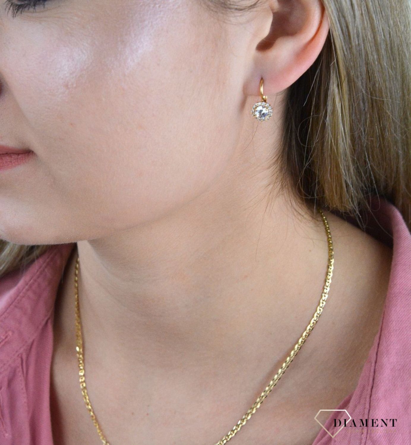 Złote kolczyki 375 z okrągłą białą cyrkonią DIA-KLC-7756-375. Kolczyki z wygodnym zapięciem bigiel angielski- bardzo wygodne i klasyczne zapięcie. Kolczyki można połączyć z pozostała biżuterią i stworzyć modne sety. Długość k.jpg