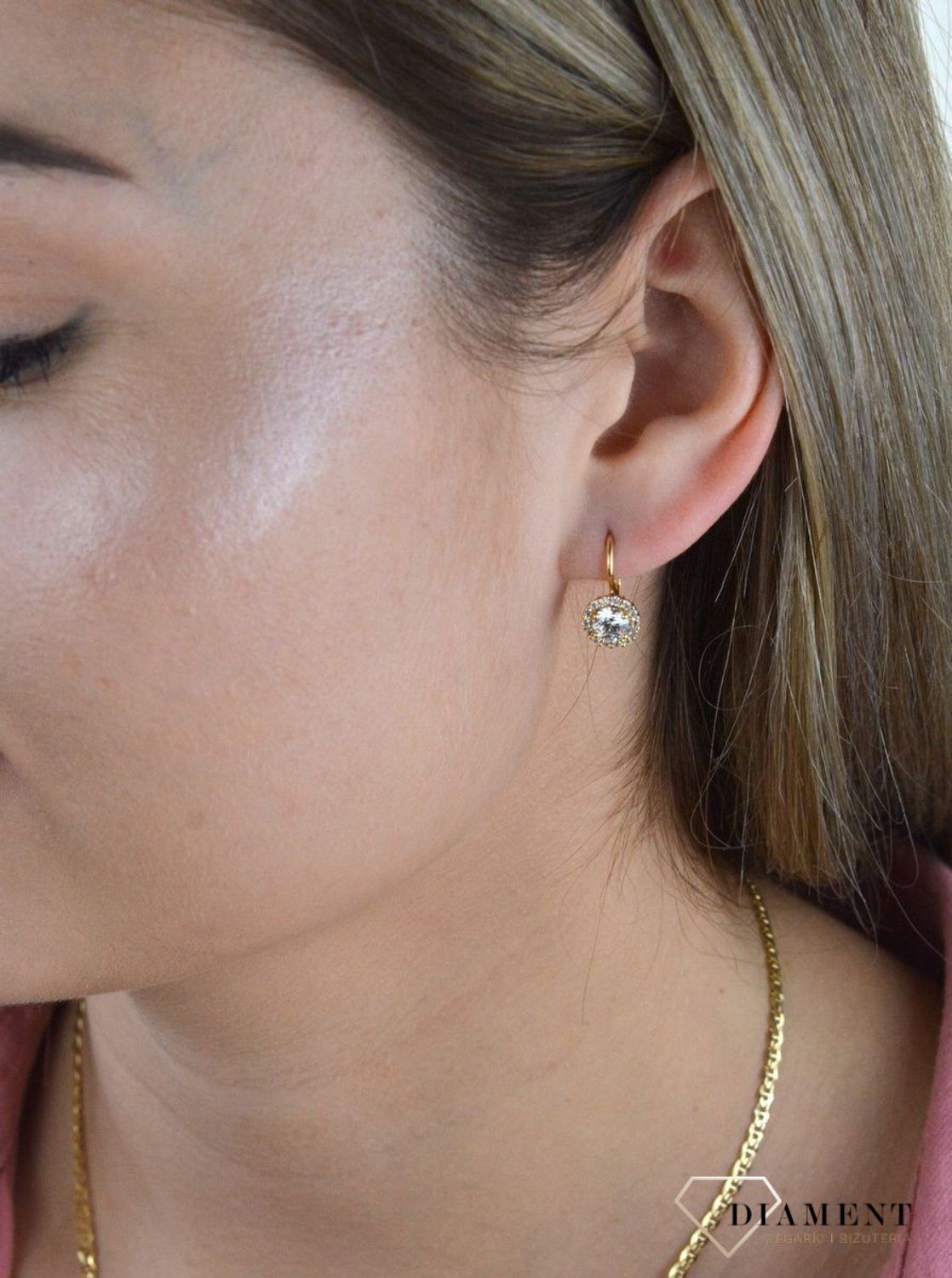 Złote kolczyki 375 z okrągłą białą cyrkonią DIA-KLC-7756-375. Kolczyki z wygodnym zapięciem bigiel angielski- bardzo wygodne i klasyczne zapięcie. Kolczyki można połączyć z pozostała biżuterią i stworzyć modne sety. Długość k.jpg