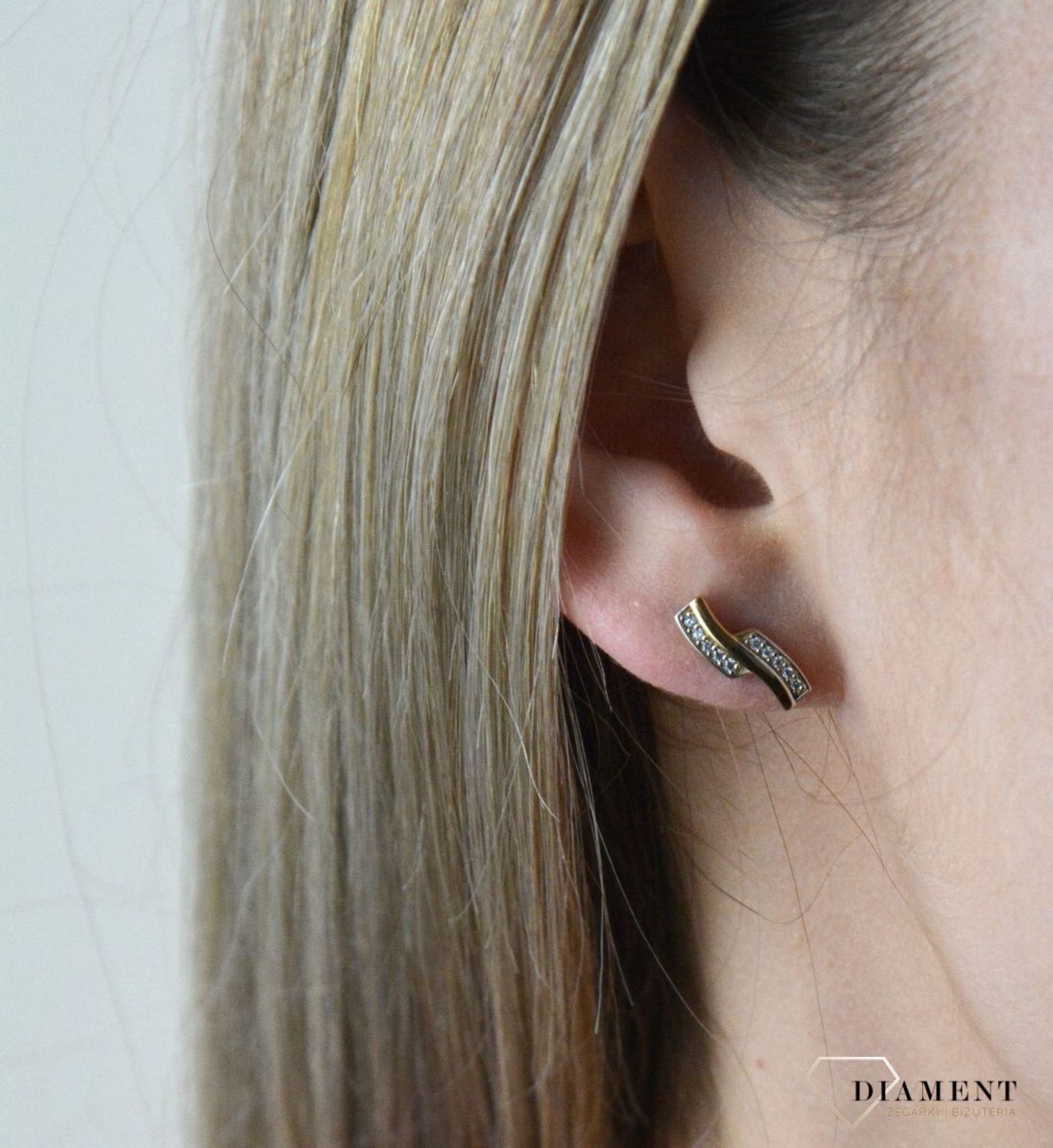 Złote kolczyki 375 proste z cyrkoniami DIA-KLC-7757-375.  Minimalistyczna biżuteria zapinana na wygodne zapięcie na sztyft, doda subtelnego blasku stworzonej stylizacji. Tego typu kolczyki, pięknie się będą prezentowały same.jpg