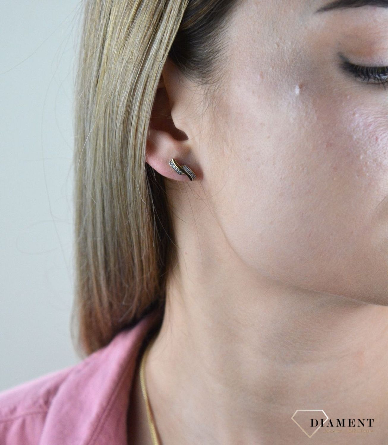 Złote kolczyki 375 proste z cyrkoniami DIA-KLC-7757-375.  Minimalistyczna biżuteria zapinana na wygodne zapięcie na sztyft, doda subtelnego blasku stworzonej stylizacji. Tego typu kolczyki, pięknie się będą prezentowały same.jpg
