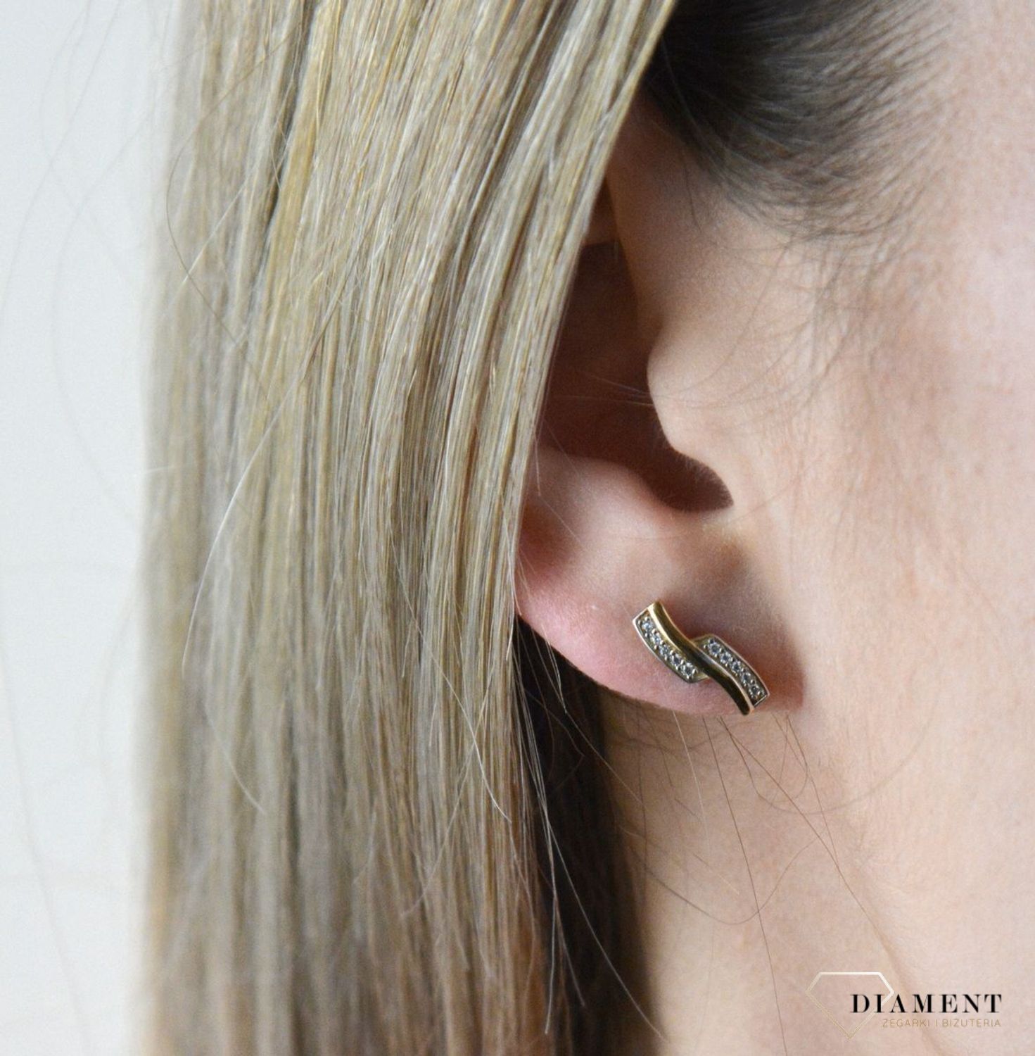 Złote kolczyki 375 proste z cyrkoniami DIA-KLC-7757-375.  Minimalistyczna biżuteria zapinana na wygodne zapięcie na sztyft, doda subtelnego blasku stworzonej stylizacji. Tego typu kolczyki, pięknie się będą prezentowały same.jpg