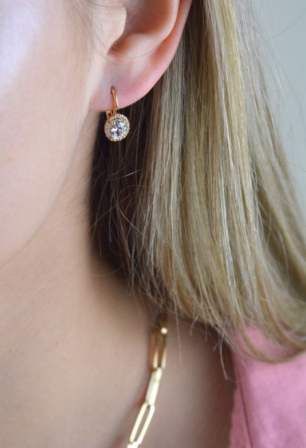 Złote kolczyki 375 wiszące z owalną cyrkonią DIA-KLC-7758-375. Kolczyki w minimalistycznym stylu, wpisujące się w obecne trendy modowe. Delikatna forma, najwyższej jakości złota to idealne uzupełnienie eleganckich stylizacji.jpg