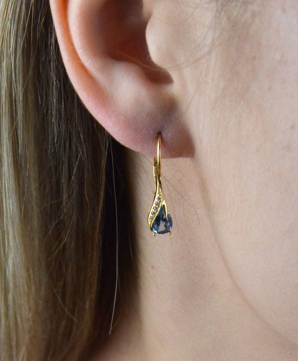 Złote kolczyki 375 wiszące łezki z błękitną cyrkonią DIA-KLC-7759-375. Złote kolczyki wykonane z najwyższej jakości żółtego złota, próba 375, waga około 2,06 gram. Kolczyki w minimalistycznym stylu, wpisujące się w obecne tren.jpg