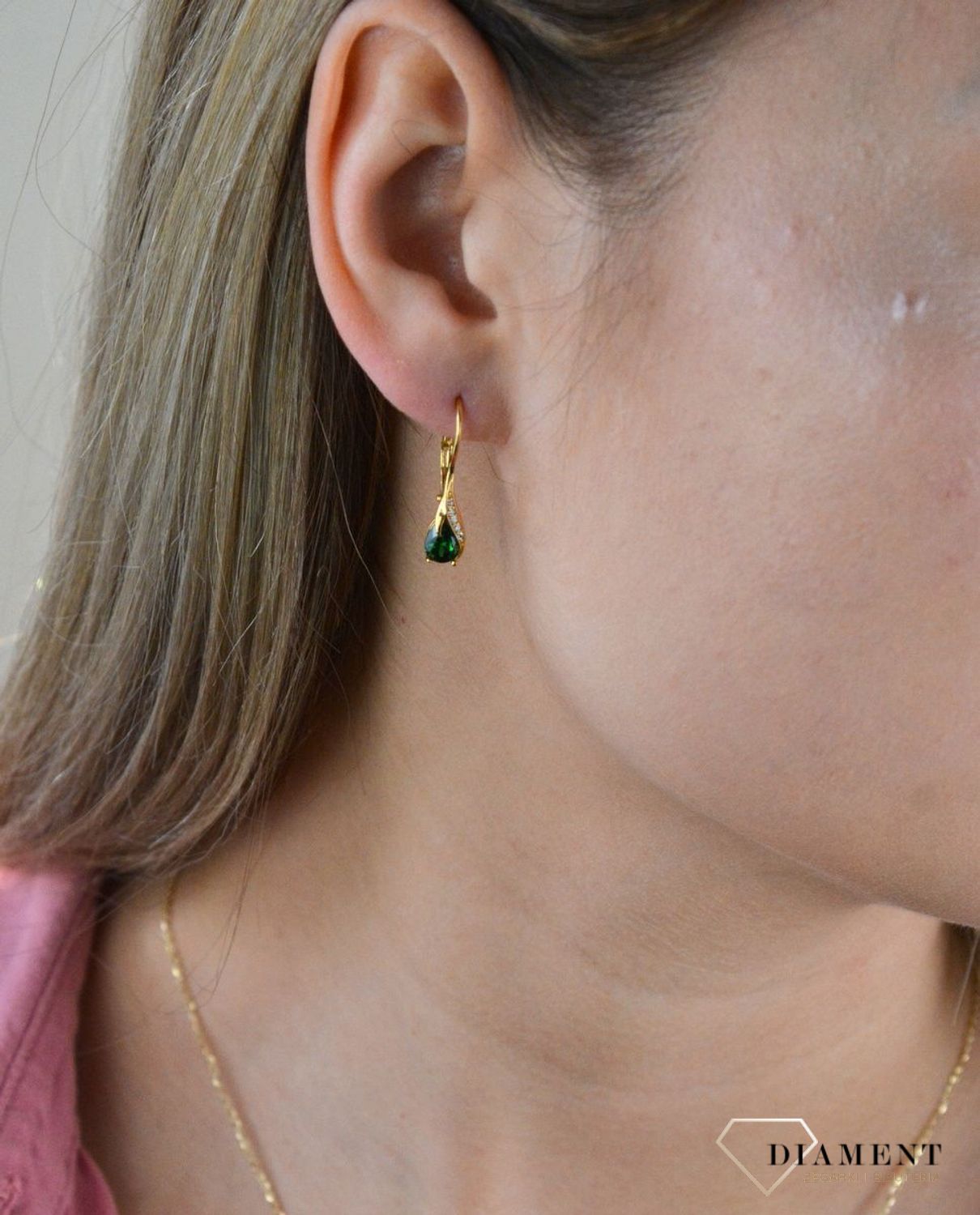 Złote kolczyki 375 wiszące łezki z zieloną cyrkonią DIA-KLC-7759Z-375. Kolczyki z wygodnym zapięciem bigiel angielski- bardzo wygodne i klasyczne zapięcie. Kolczyki można połączyć z pozostała biżuterią i stworzyć modne sety..jpg