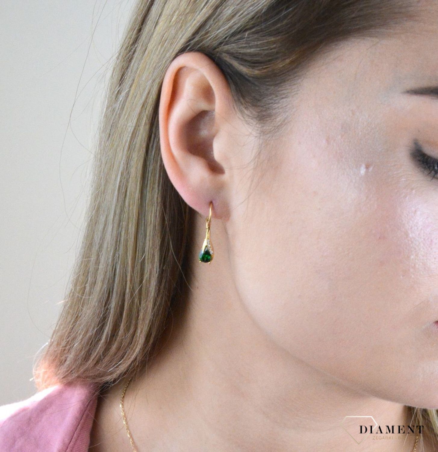 Złote kolczyki 375 wiszące łezki z zieloną cyrkonią DIA-KLC-7759Z-375. Kolczyki z wygodnym zapięciem bigiel angielski- bardzo wygodne i klasyczne zapięcie. Kolczyki można połączyć z pozostała biżuterią i stworzyć modne sety..jpg