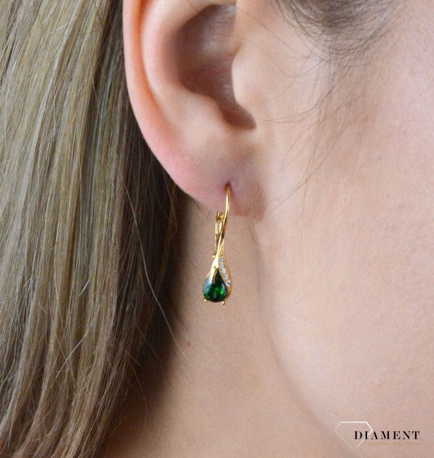 Złote kolczyki 375 wiszące łezki z zieloną cyrkonią DIA-KLC-7759Z-375. Kolczyki z wygodnym zapięciem bigiel angielski- bardzo wygodne i klasyczne zapięcie. Kolczyki można połączyć z pozostała biżuterią i stworzyć modne sety..jpg