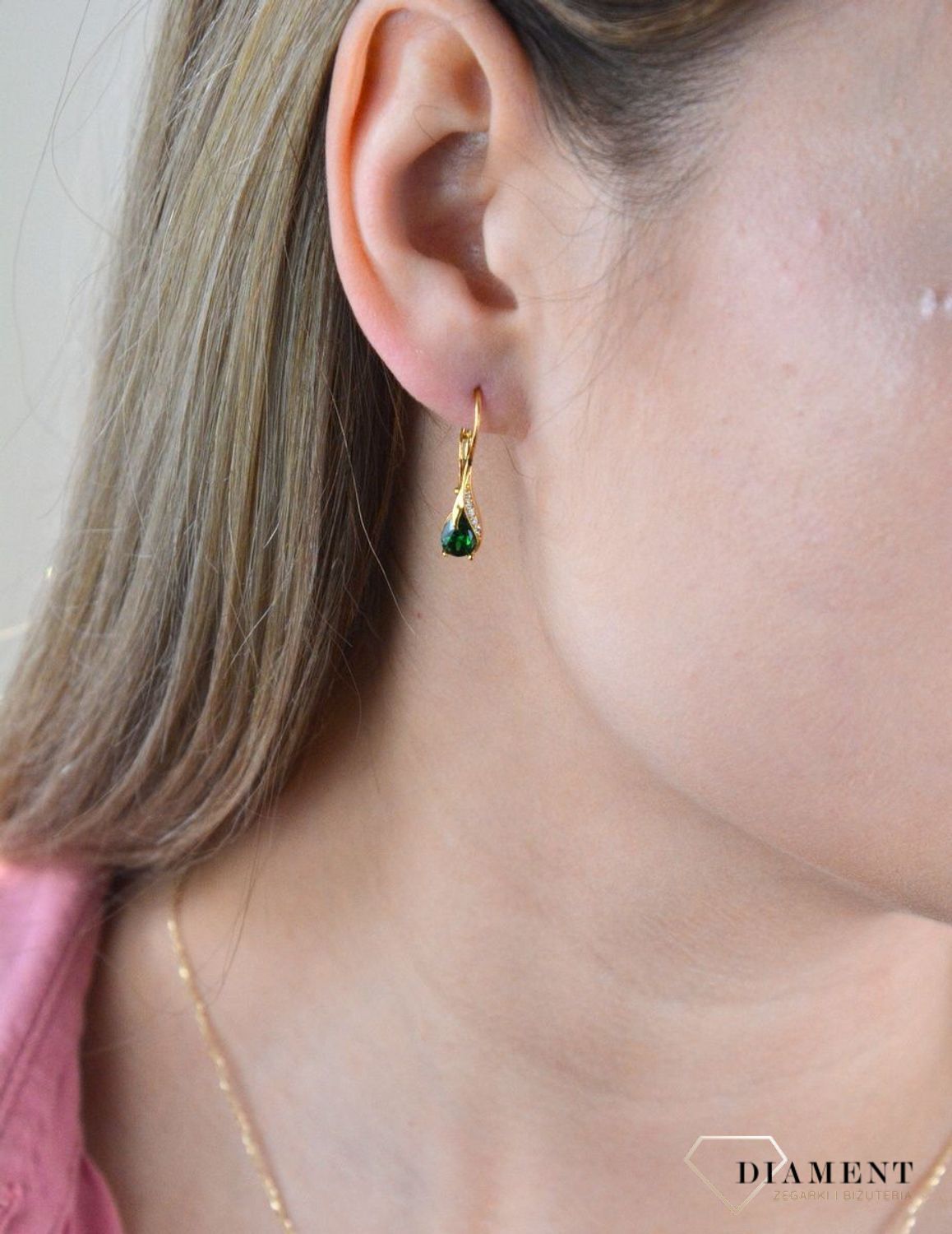 Złote kolczyki 375 wiszące łezki z zieloną cyrkonią DIA-KLC-7759Z-375. Kolczyki z wygodnym zapięciem bigiel angielski- bardzo wygodne i klasyczne zapięcie. Kolczyki można połączyć z pozostała biżuterią i stworzyć modne sety..jpg