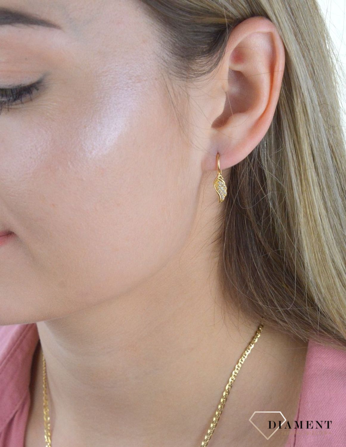 Złote kolczyki 375 wiszące skrzydełka DIA-KLC-7760-375.  Cudowne, błyszczące idealnie wykończone złote kolczyki. Kolczyki z wygodnym zapięciem bigiel angielski- bardzo wygodne i klasyczne zapięcie..jpg