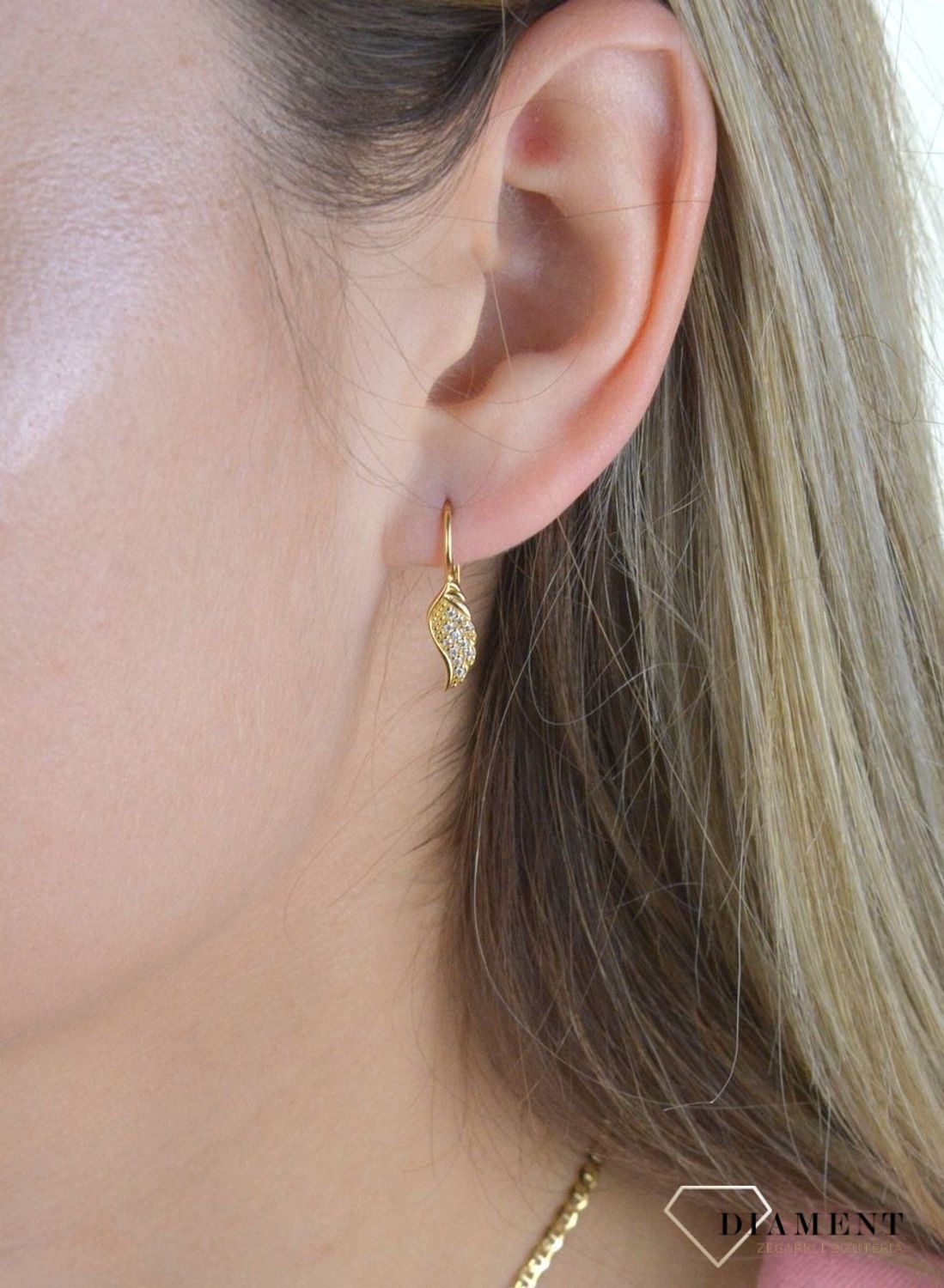 Złote kolczyki 375 wiszące skrzydełka DIA-KLC-7760-375.  Cudowne, błyszczące idealnie wykończone złote kolczyki. Kolczyki z wygodnym zapięciem bigiel angielski- bardzo wygodne i klasyczne zapięcie..jpg