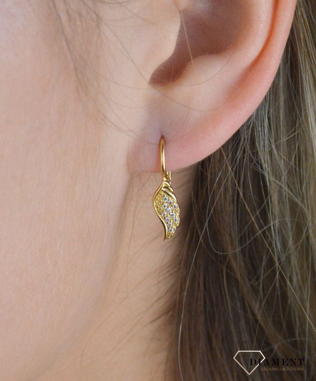 Złote kolczyki 375 wiszące skrzydełka DIA-KLC-7760-375.  Cudowne, błyszczące idealnie wykończone złote kolczyki. Kolczyki z wygodnym zapięciem bigiel angielski- bardzo wygodne i klasyczne zapięcie..jpg