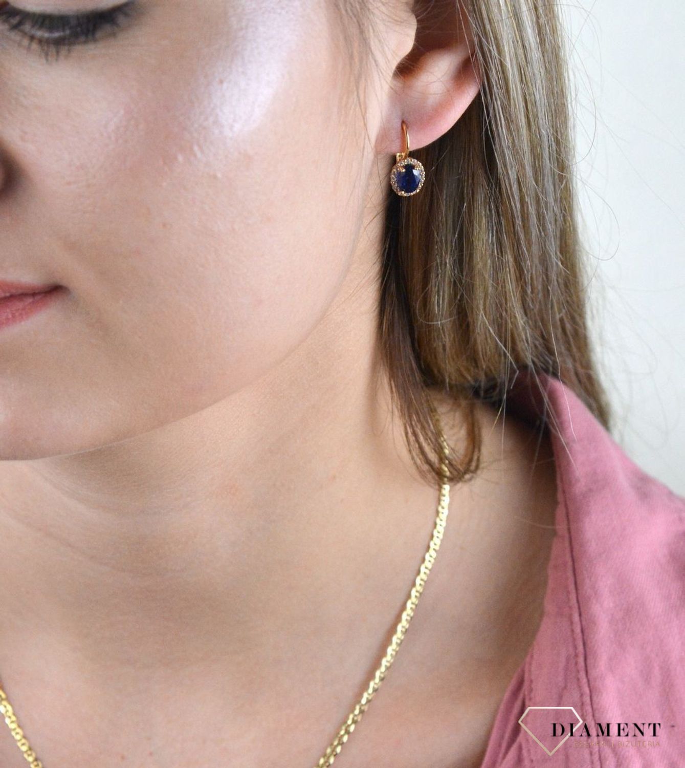 Złote kolczyki 375 z niebieskim oczkiem DIA-KLC-7761-375. Cudowne, błyszczące idealnie wykończone złote kolczyki. Kolczyki z wygodnym zapięciem bigiel angielski- bardzo wygodne i klasyczne zapięcie.jpg