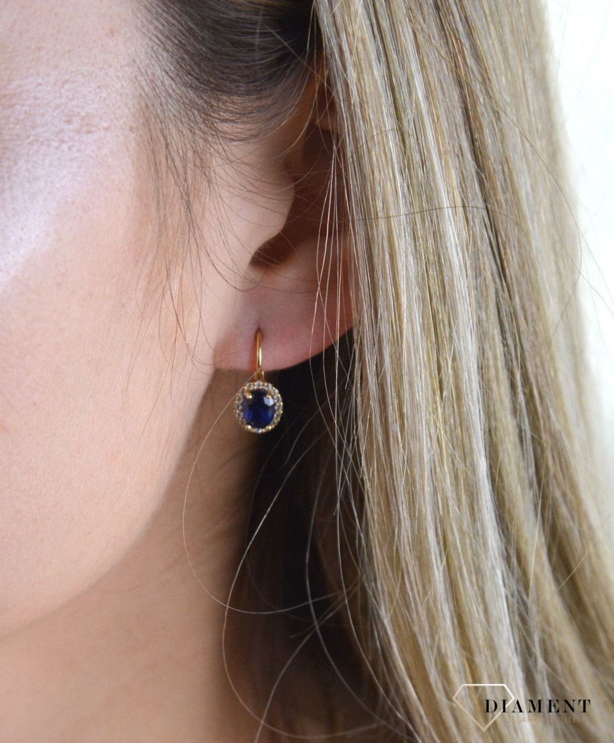 Złote kolczyki 375 z niebieskim oczkiem DIA-KLC-7761-375. Cudowne, błyszczące idealnie wykończone złote kolczyki. Kolczyki z wygodnym zapięciem bigiel angielski- bardzo wygodne i klasyczne zapięcie.jpg