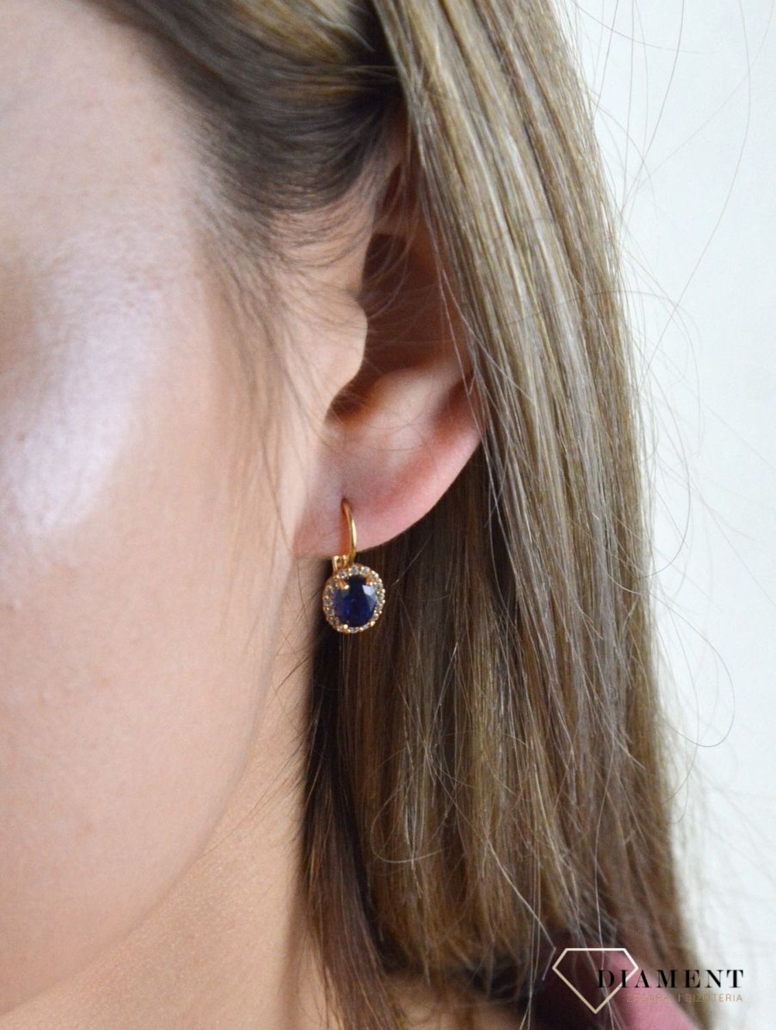 Złote kolczyki 375 z niebieskim oczkiem DIA-KLC-7761-375. Cudowne, błyszczące idealnie wykończone złote kolczyki. Kolczyki z wygodnym zapięciem bigiel angielski- bardzo wygodne i klasyczne zapięcie.jpg