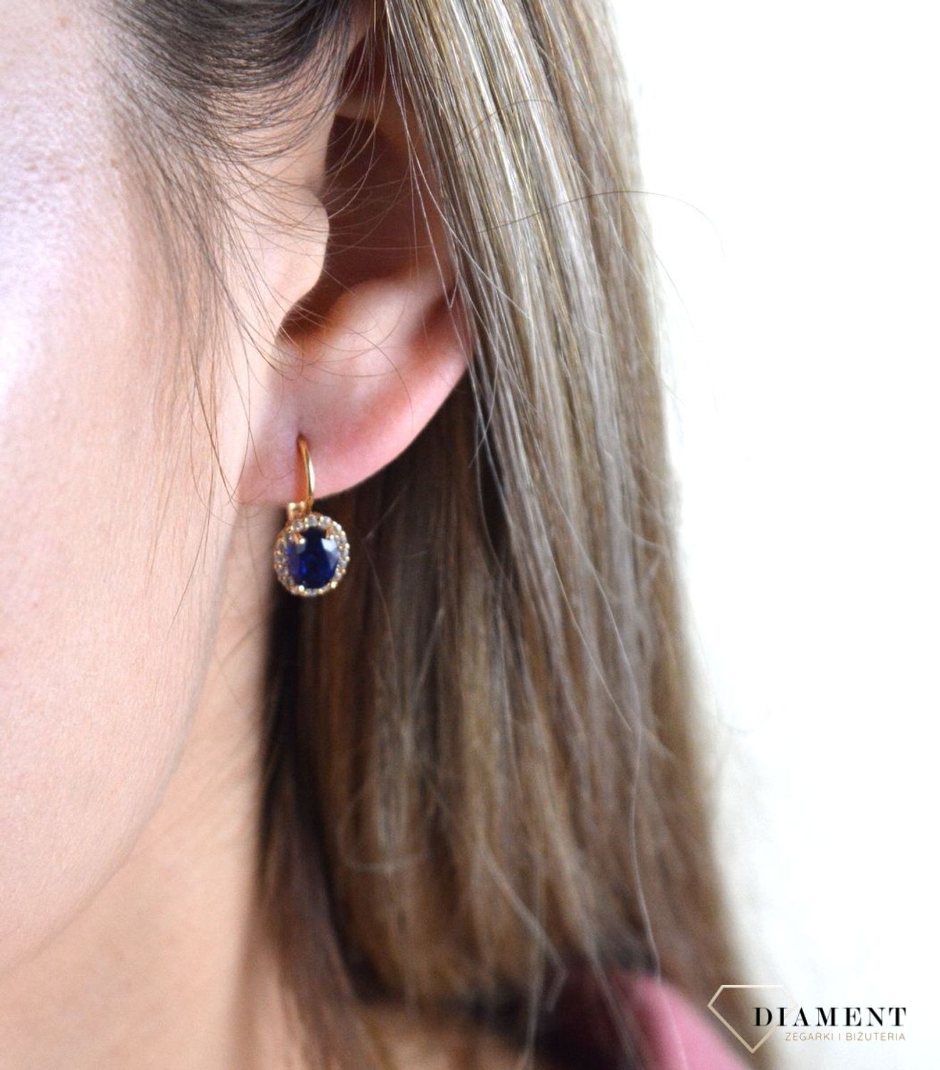 Złote kolczyki 375 z niebieskim oczkiem DIA-KLC-7761-375. Cudowne, błyszczące idealnie wykończone złote kolczyki. Kolczyki z wygodnym zapięciem bigiel angielski- bardzo wygodne i klasyczne zapięcie.jpg