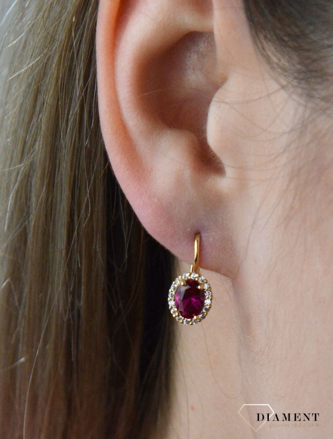 Złote kolczyki 375 wiszące z owalna czerwoną cyrkonią DIA-KLC-7761CZ-375. Złote kolczyki wykonane z najwyższej jakości żółtego złota, próba 375, waga około 12,15 gram. Kolczyki w minimalistycznym stylu, wpisujące się w obecne.jpg