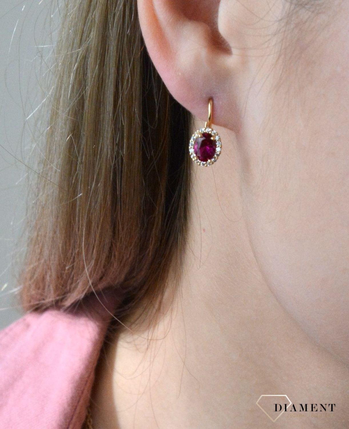 Złote kolczyki 375 wiszące z owalna czerwoną cyrkonią DIA-KLC-7761CZ-375. Złote kolczyki wykonane z najwyższej jakości żółtego złota, próba 375, waga około 12,15 gram. Kolczyki w minimalistycznym stylu, wpisujące się w obecne.jpg