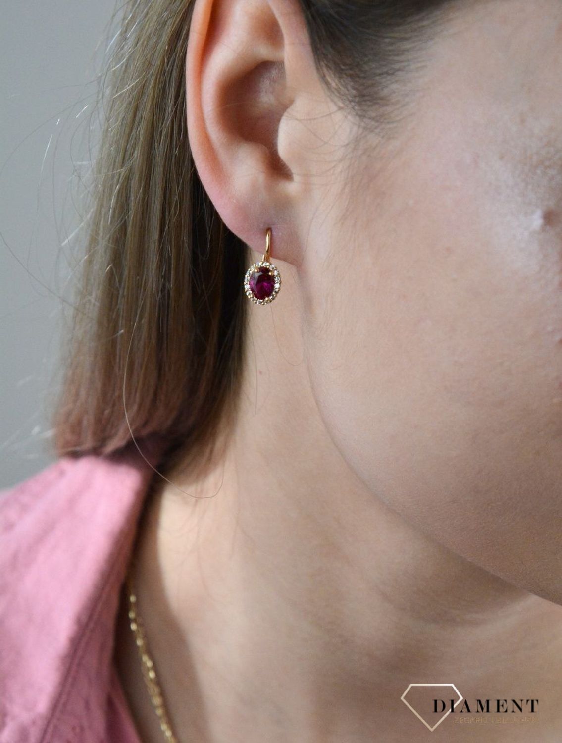 Złote kolczyki 375 wiszące z owalna czerwoną cyrkonią DIA-KLC-7761CZ-375. Złote kolczyki wykonane z najwyższej jakości żółtego złota, próba 375, waga około 12,15 gram. Kolczyki w minimalistycznym stylu, wpisujące się w obecne.jpg