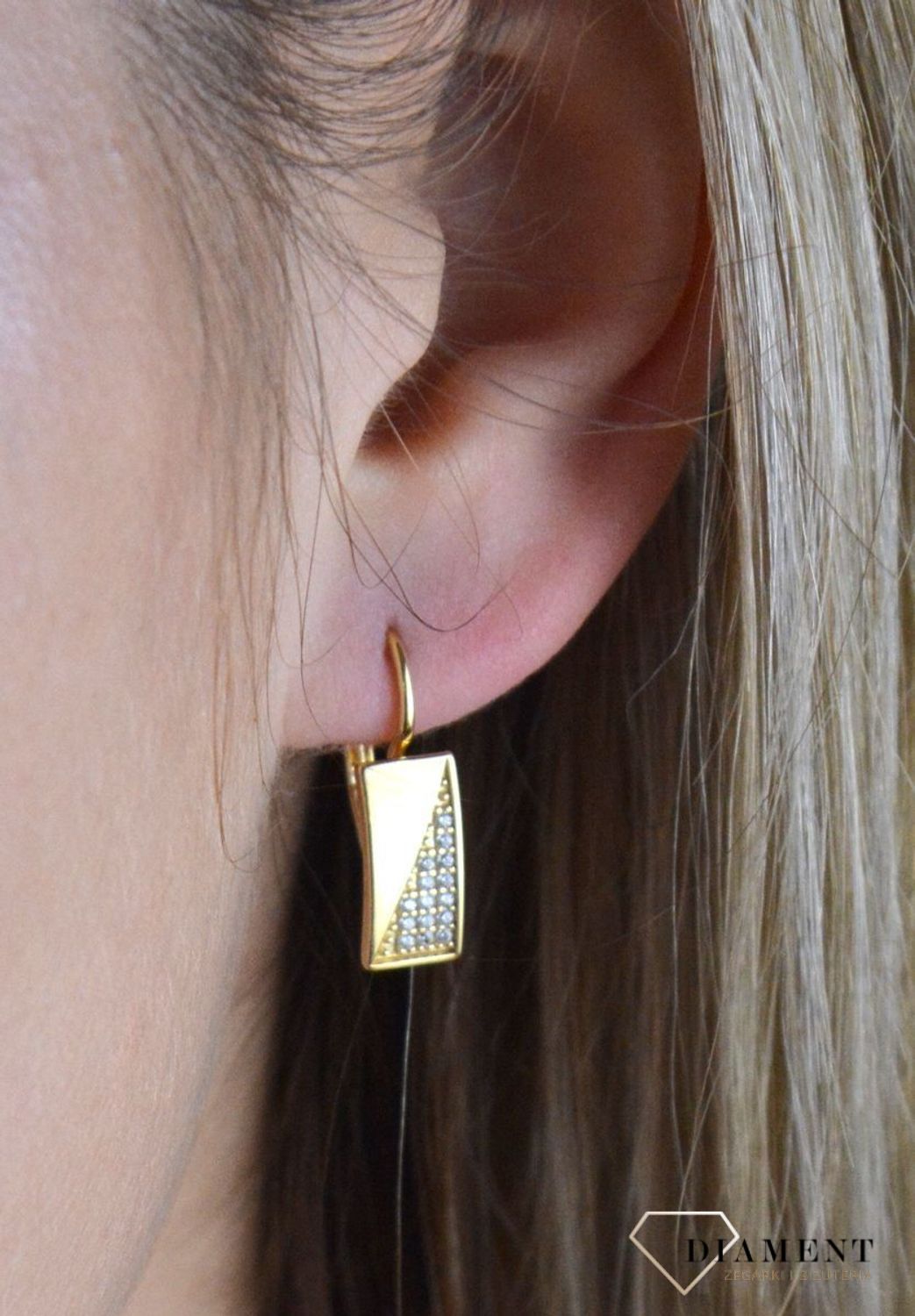 Złote kolczyki 375 wiszące prostokąty z cyrkoniami DIA-KLC-7762-375. Kolczyki z wygodnym zapięciem bigiel angielski- bardzo wygodne i klasyczne zapięcie. Kolczyki można połączyć z pozostała biżuterią i stworzyć modne sety. Kol.jpg
